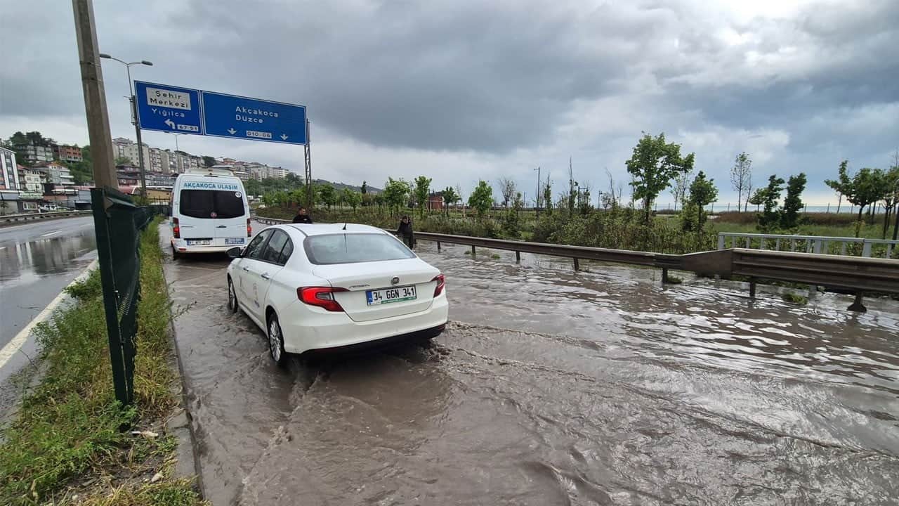 Alaplı’da mayıs yağmuru! İstanbul yolunda trafik durma noktasına geldi