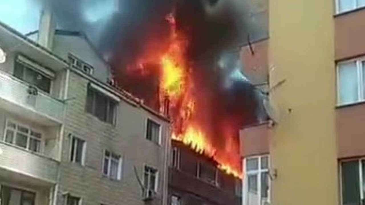 Alevler 2 binayı sardı! Gaziosmanpaşa'da korkutan yangın