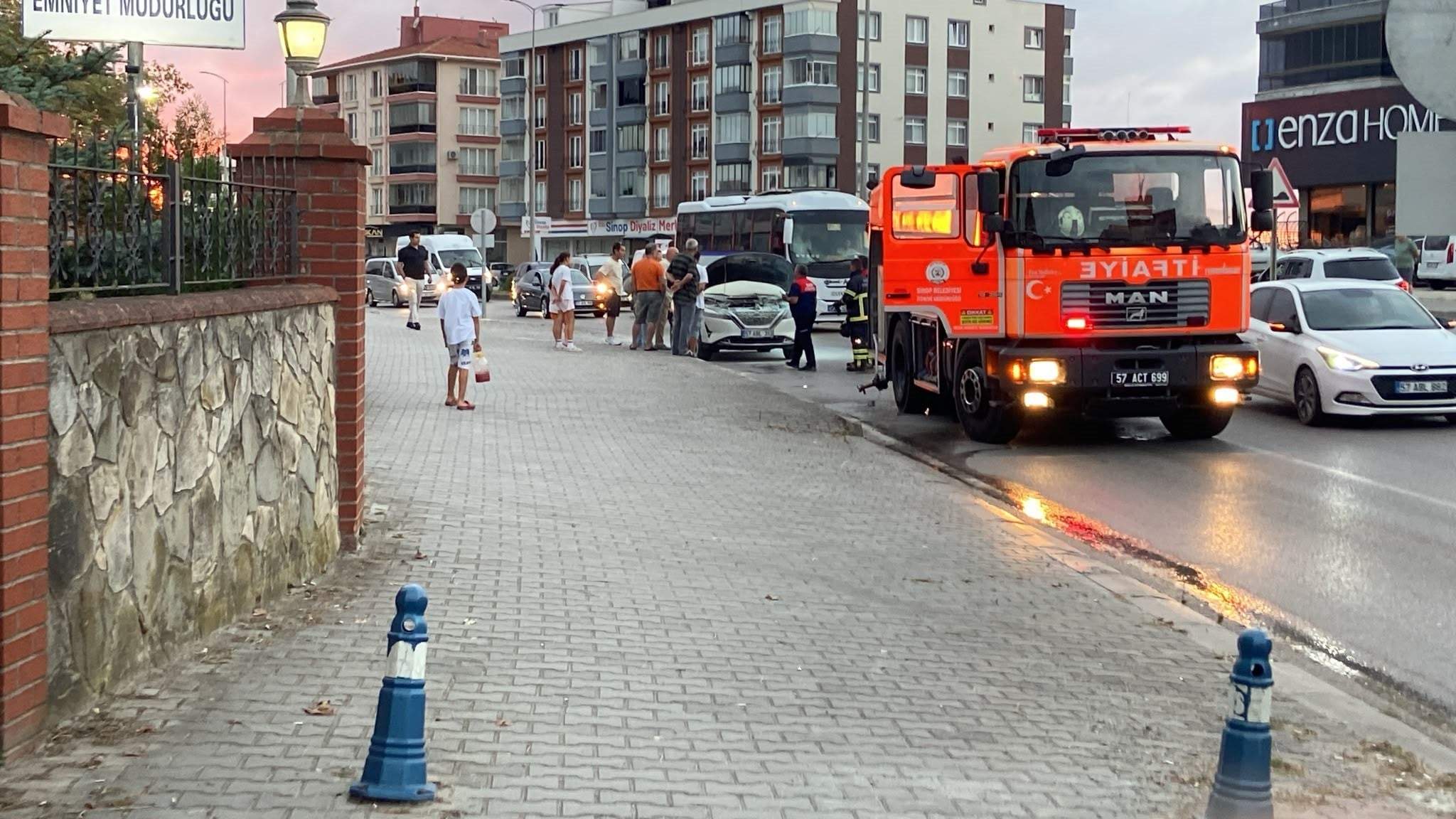 Alevleri gören polis saniyeler içinde koştu! Facianın önüne geçti