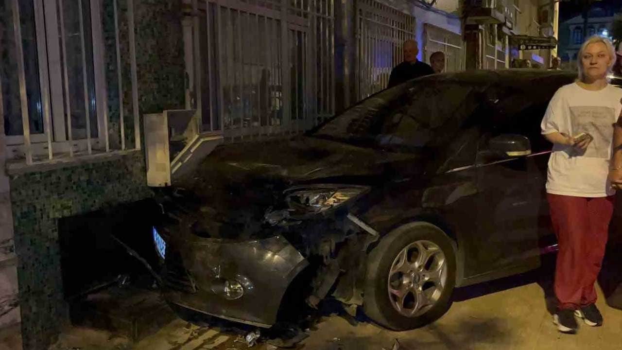 Alkollü sürücü doğalgaz kutusunu patlattı! Mahalleli sokağa döküldü