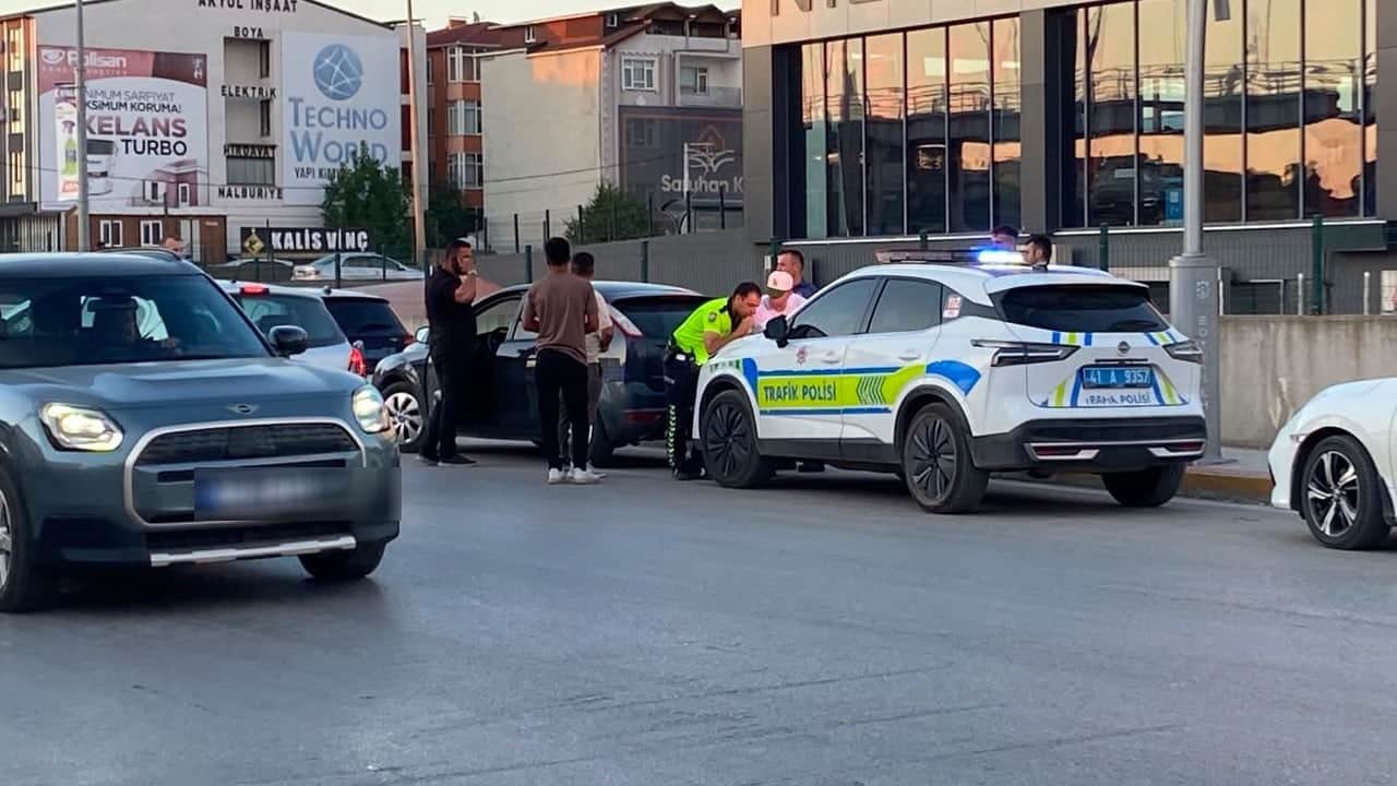 Alkolmetreye üflemeyen sürücüye ceza kesildi! Önce iki araca çarptı, sonra sürücüyü darbetti