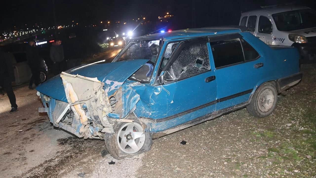 Amasya'da iki otomobil çarpıştı