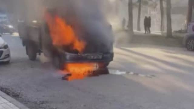 Amasya'da hereket halindeki kamyonet alev aldı