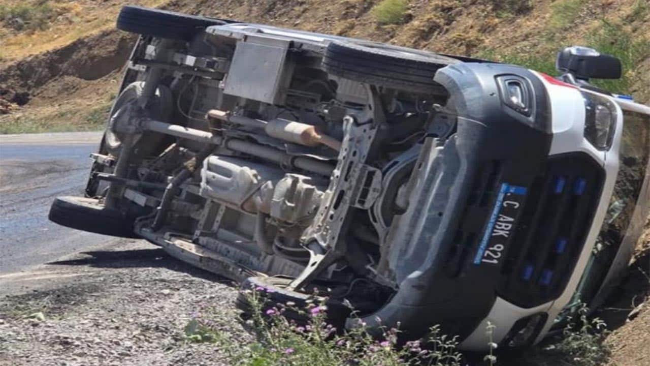 Ambulans kaza yaptı, hastaya giderken hastanelik oldular