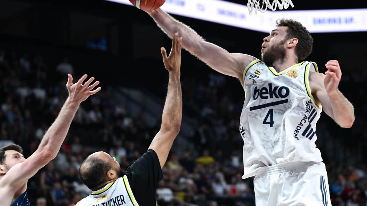 Anadolu Efes'i devirdi! Fenerbahçe Beko uzatmada final biletini aldı