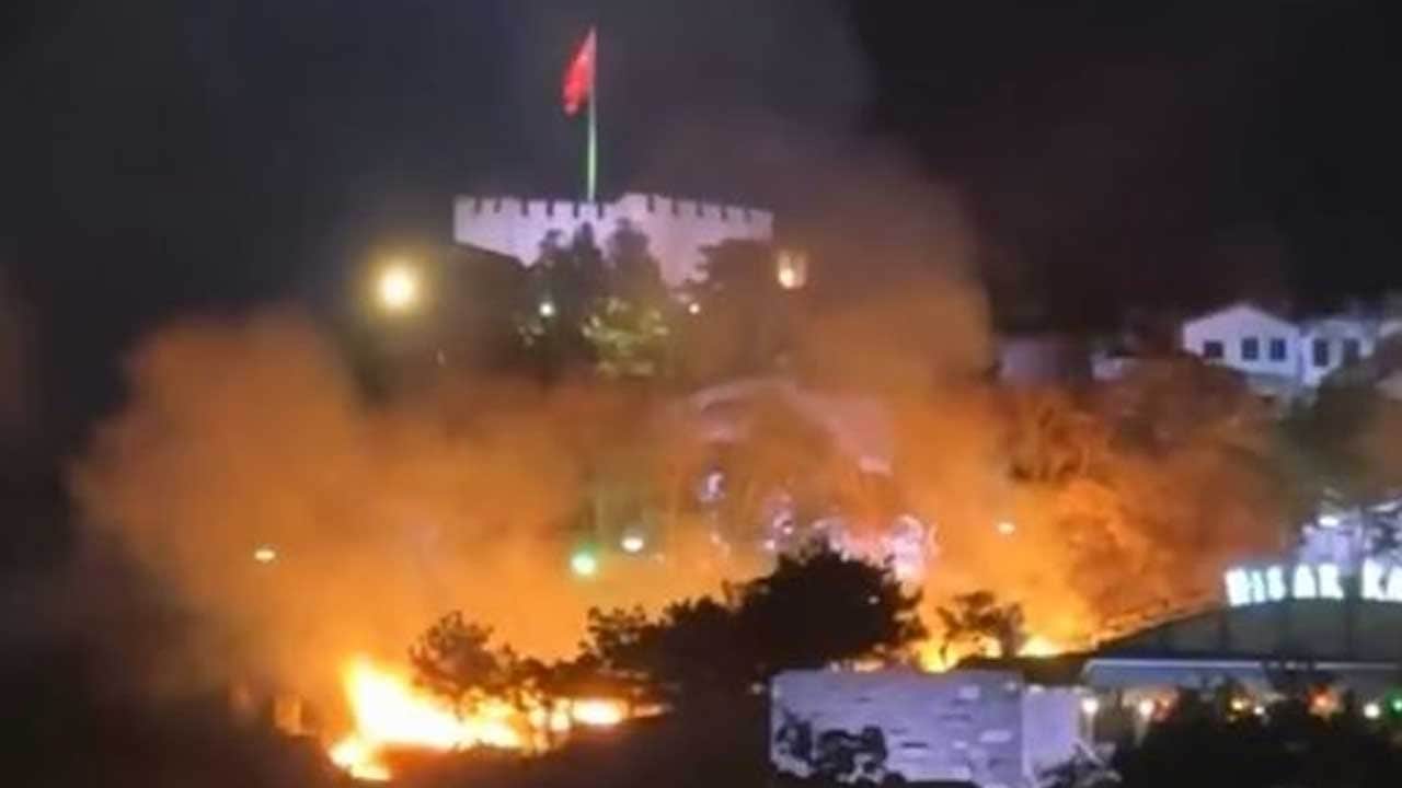 Ankara Kalesi çevresinde ot yangını