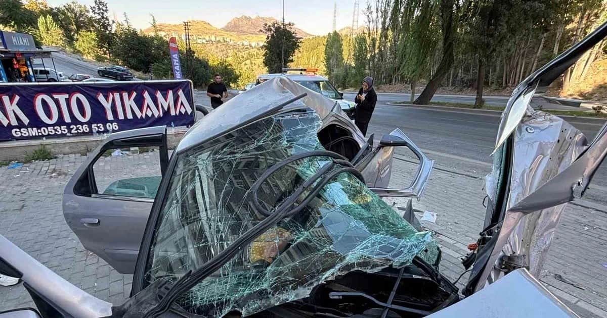 Ankara'da beton mikseri otomobille çarpıştı, biri ağır 5 kişi yaralandı