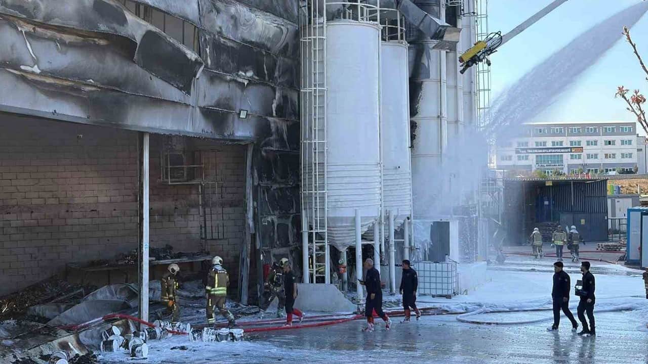 Ankara’da boya fabrikasında yangın! Kötü haber geldi