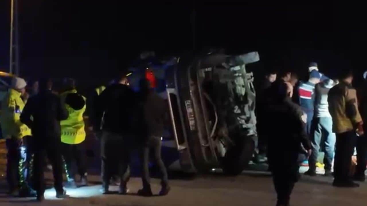 Ankara'da feci kaza: Minibüs ile otomobil çarpıştı, 2 ölü!