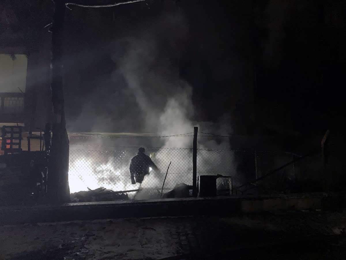 Ankara’da hurdalık alanda çıkan yangın apartmana sıçradı; 8 kişi dumandan etkilendi