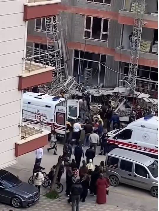 Ankara’da inşaat iskelesi çöktü; 3 işçi yaralı