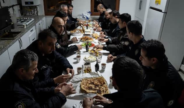 Ankara'da polisler ilk sahurunu mesai başında yaptı