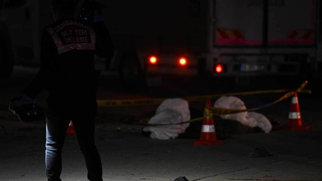 Ankara'da takla atan otomobilin çarptığı tır sürücüsü hayatını kaybetti