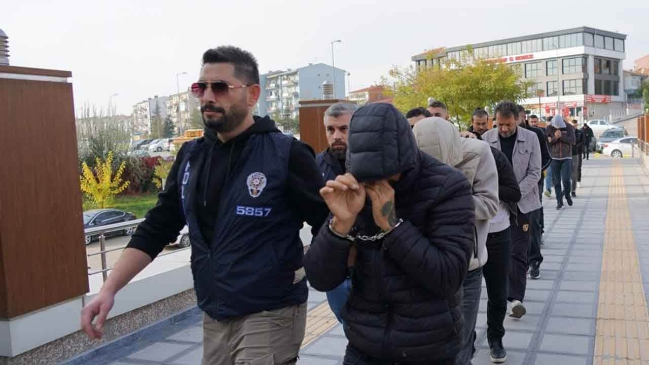 Ankara'da zehir tacirlerine darbe! Narkotik ekiplerinin dev operasyonunda tonlarca zehir ve pres makinesi ele geçirildi!
