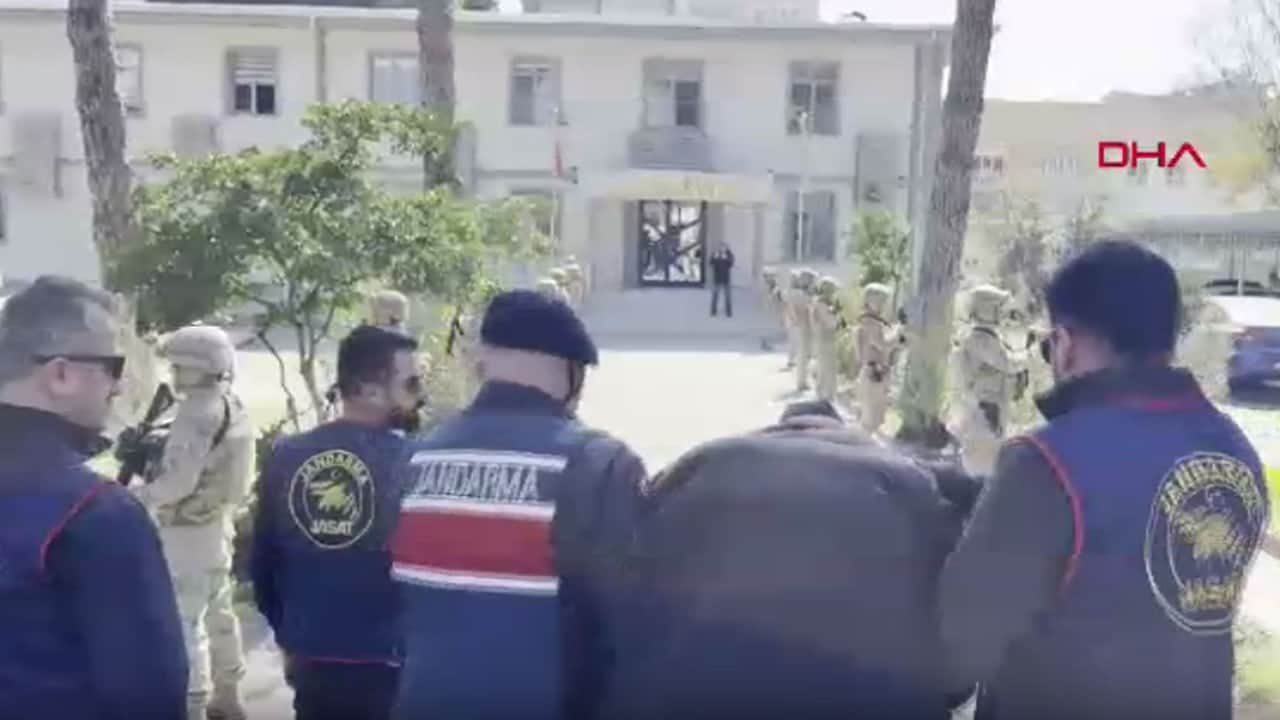 Annesini odunla kafasına vurup öldürmüştü! Arkadaşı da tutuklandı