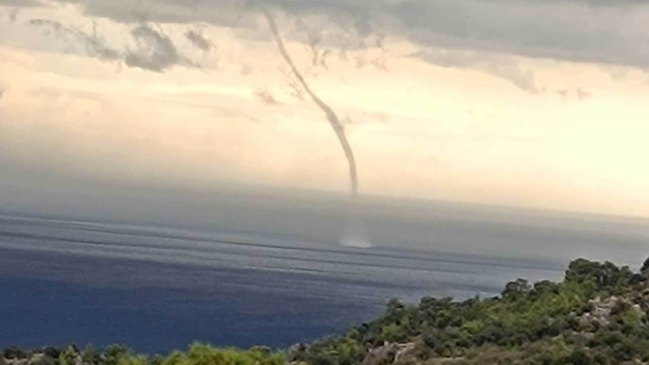 Antalya'da fırtına ve hortum vurdu: Seralar zarar gördü