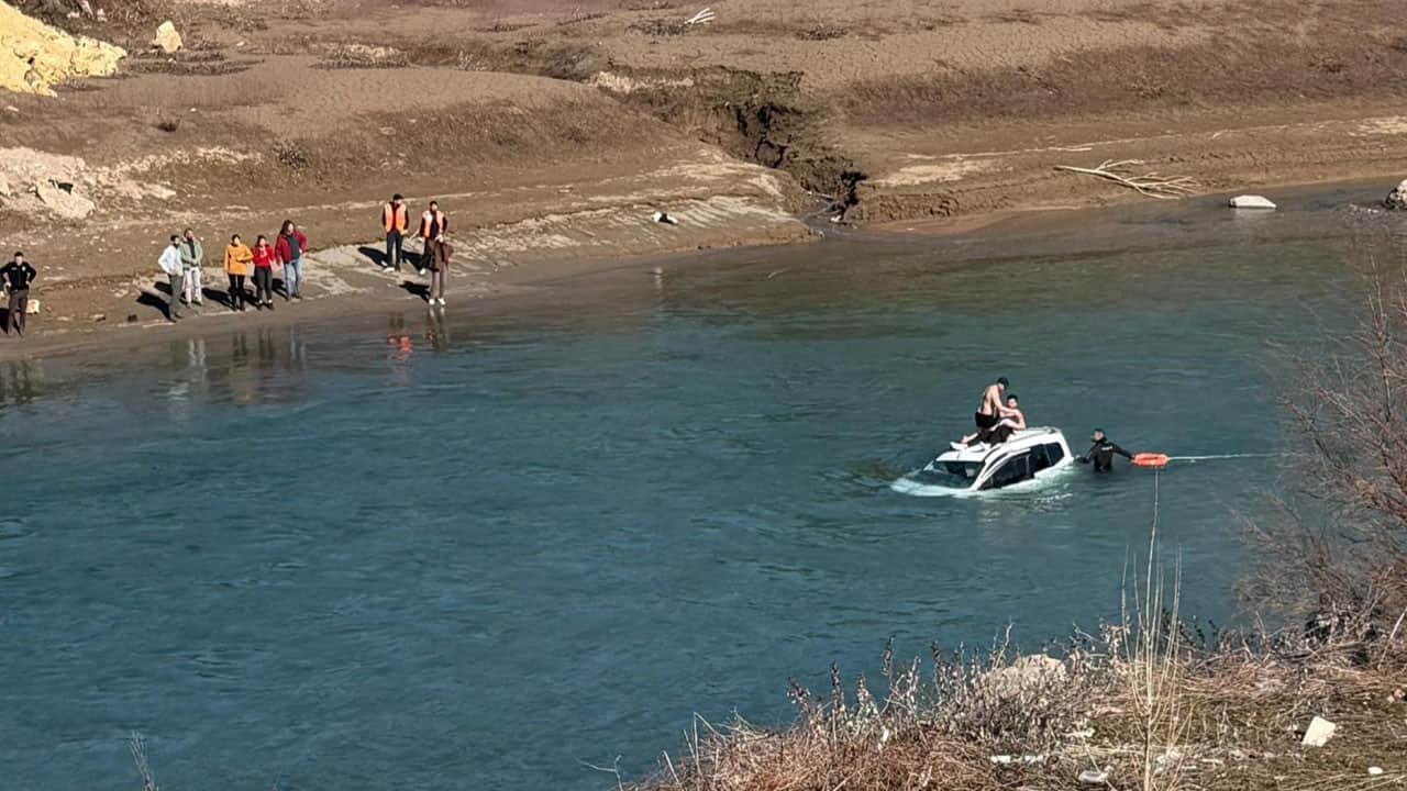 Araç köprüden baraj gölüne uçtu!