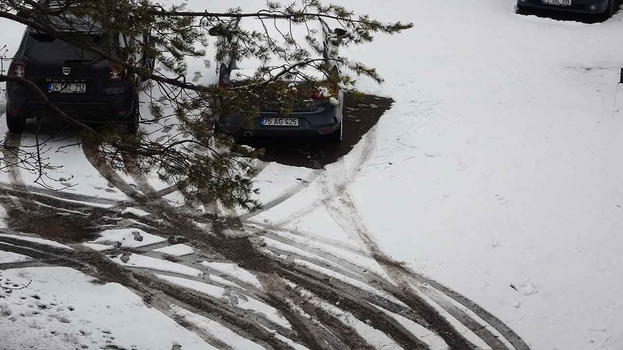 Ardahan'da bahar beklerken lapa lapa kar sürprizi: Kent dakikalar içinde beyaza büründü!