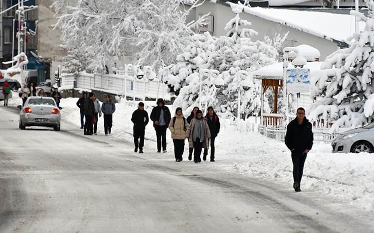 Ardahan’da kar ve yoğun tipi ulaşımda aksamalara neden oldu