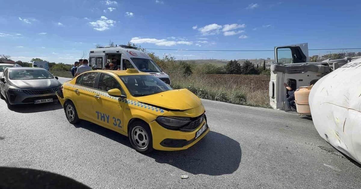 Arnavutköy'de beton mikseri devrildi 4 aracın karıştığı kazada 2 kişi yaralandı