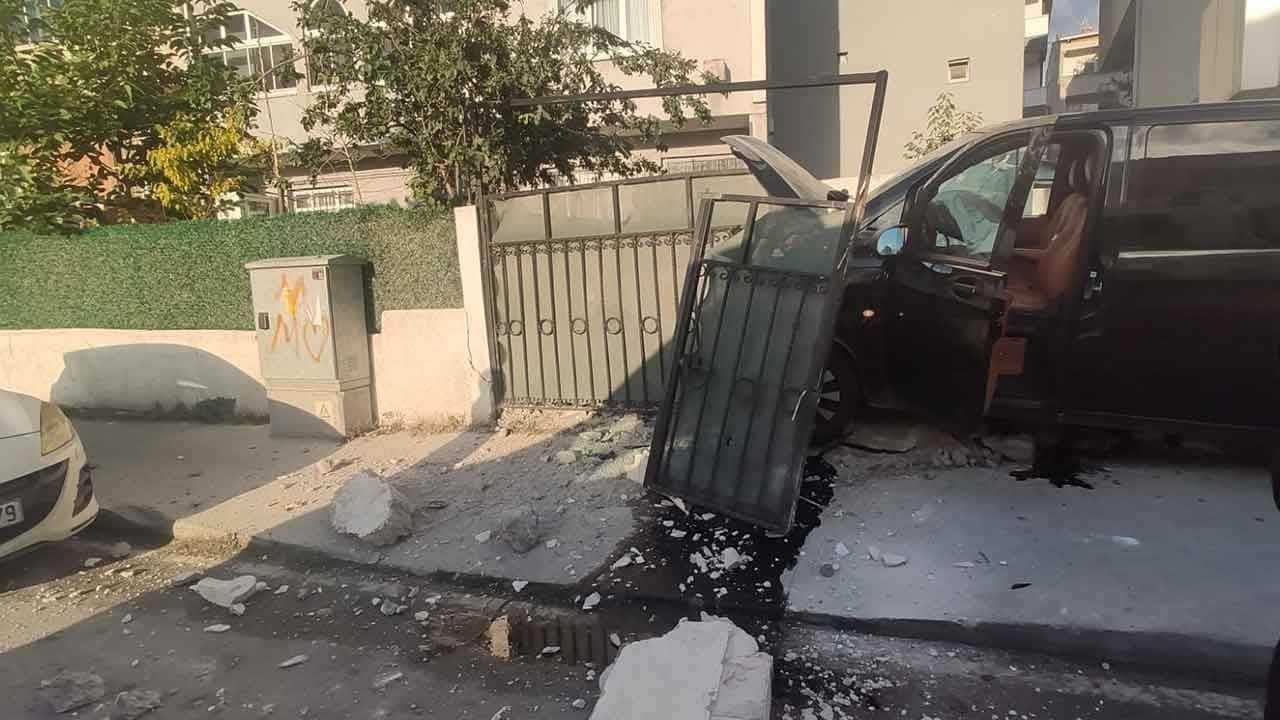 Arnavutköy'de kontrolden çıkan VIP minibüs binanın bahçesine daldı!