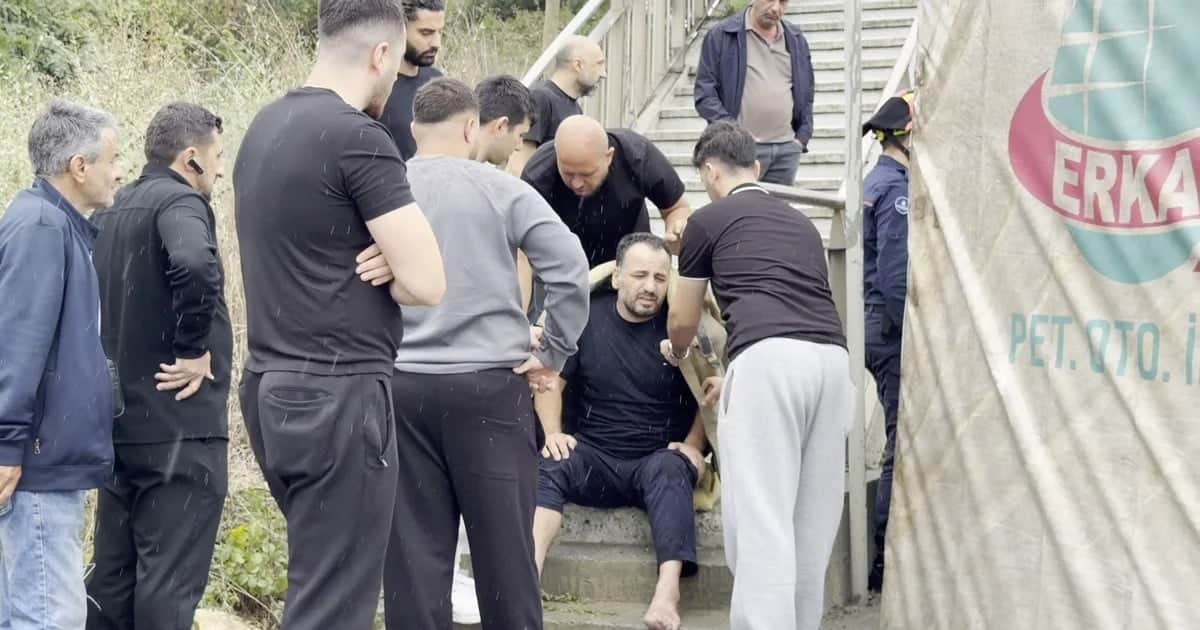 Arnavutköy'de yağışta devrilen kamyona hafriyat kamyonu çarptı, 2 şoför yaralandı