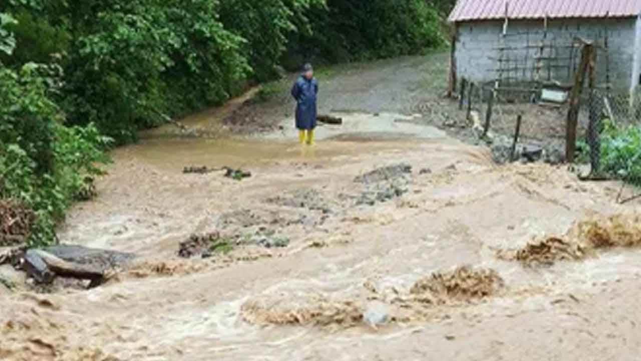 Artvin’de sağanak felaketi! Su baskınları ve heyelan kenti esir aldı!
