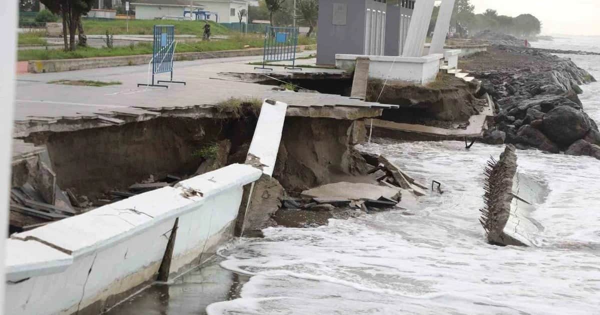 Atakum'da kıyı erozyonuyla bazı yapıların temelleri açığa çıktı, kafelerin altları oyuldu