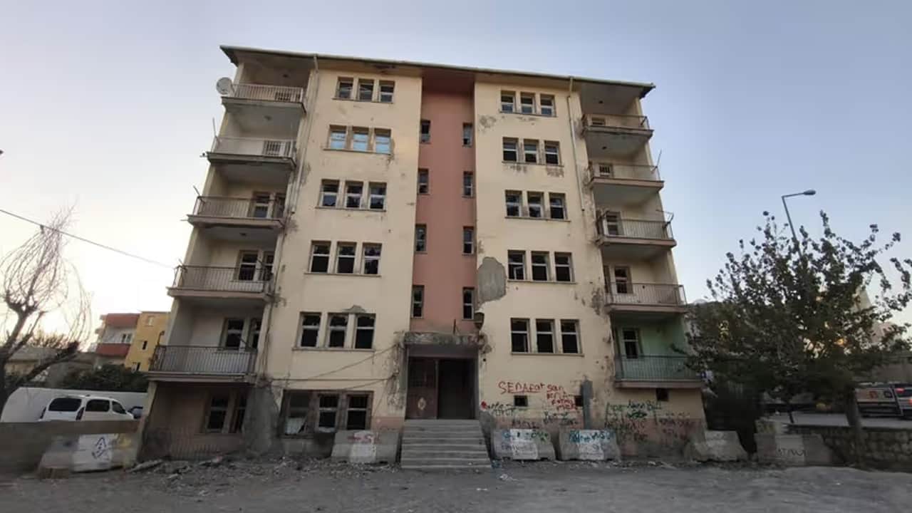 Atıl haldeki polis lojmanları yıkılıyor