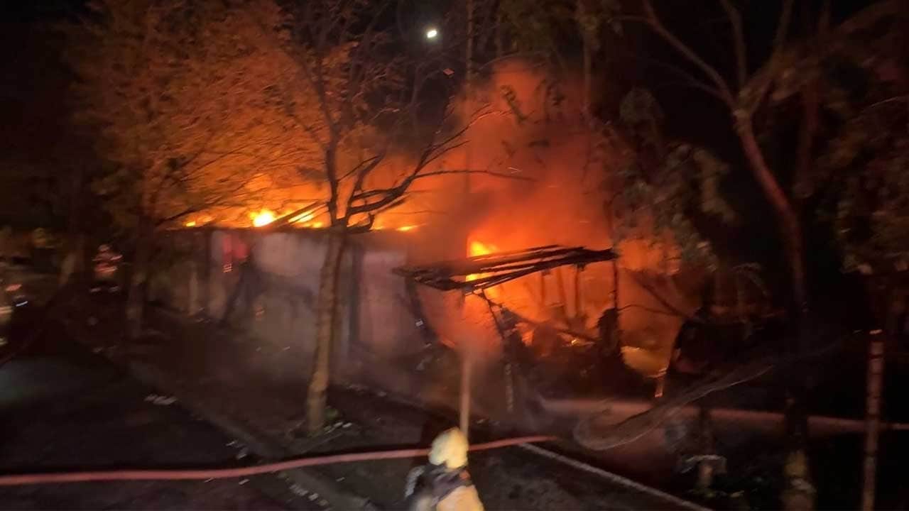 Avcılar’da TIR parkı alevlere teslim oldu! 5 araç kullanılamaz hale geldi