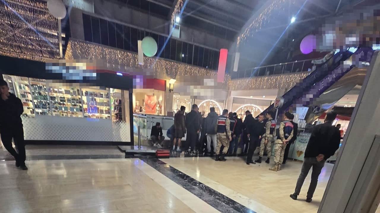 AVM'de korku dolu anlar yaşandı! Hepimizin başına gelebilir aman dikkat
