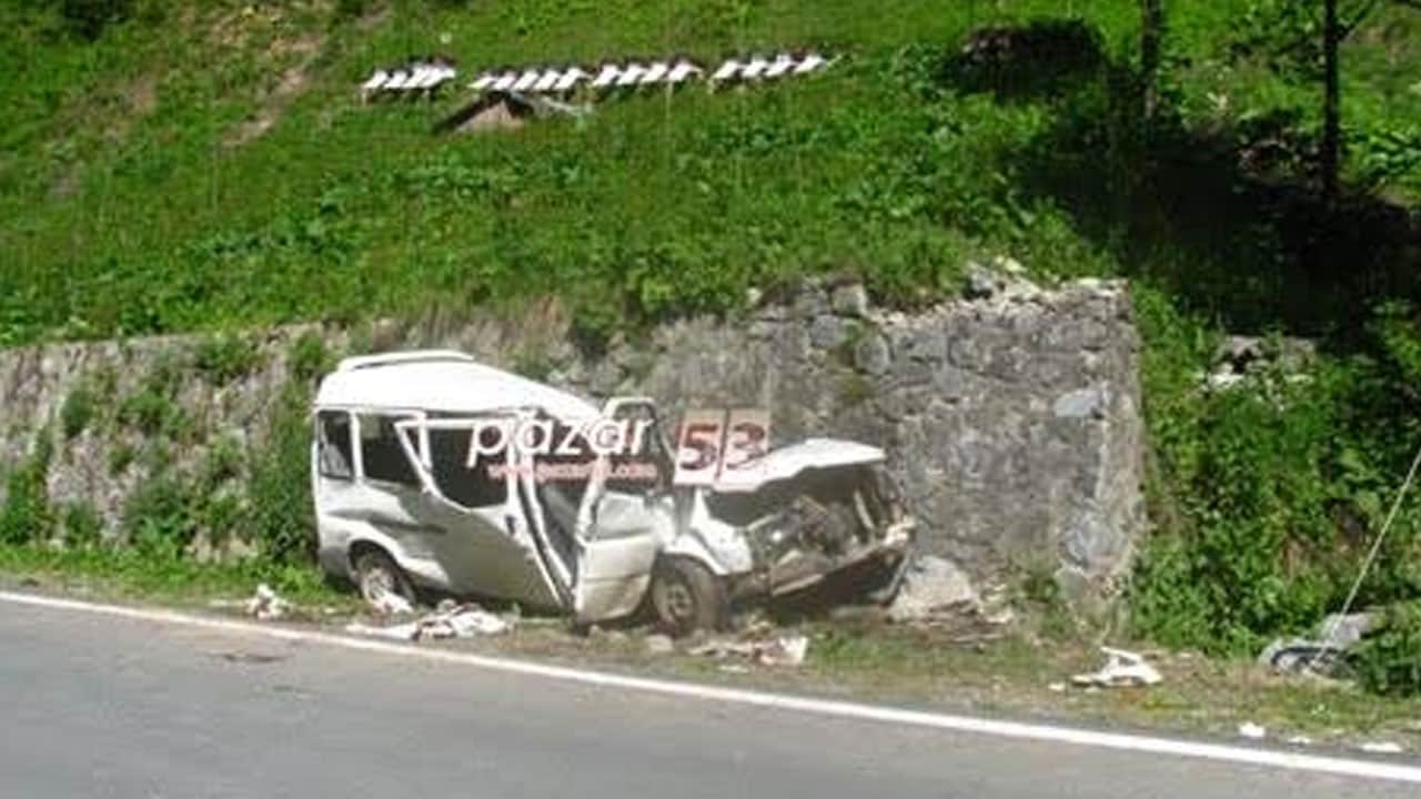 Ayder yolunda feci çarpışma! Lüks otomobil ile ticari araç kafa kafaya girdi, 3 yabancı çocuk yaralandı!