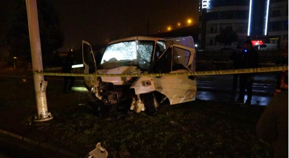 Aydınlatma direğine çarpan sürücü hayatını kaybetti