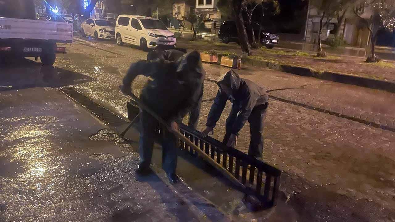 Ayvalık’ta şiddetli yağmur sonrası ortalık savaş alanına döndü!