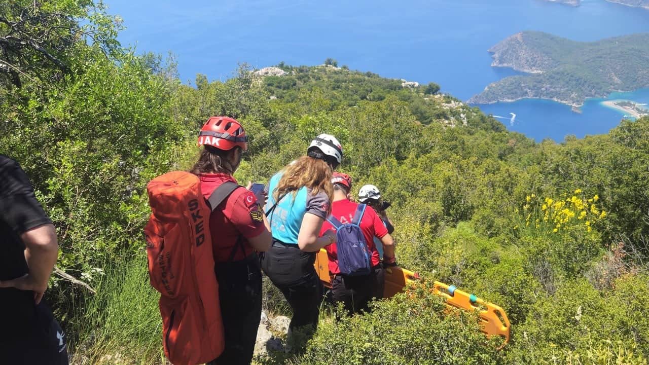 Babadağ'da faciadan dönüldü! Yamaç paraşütü düştü: Pilot ile Rus turist yaralı kurtarıldı