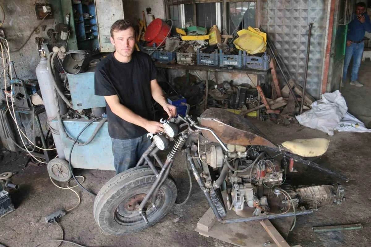 Babası 'uğraşma, olmaz' demişti: 22 yaşındaki genç araba motorundan motosiklet yapıyor