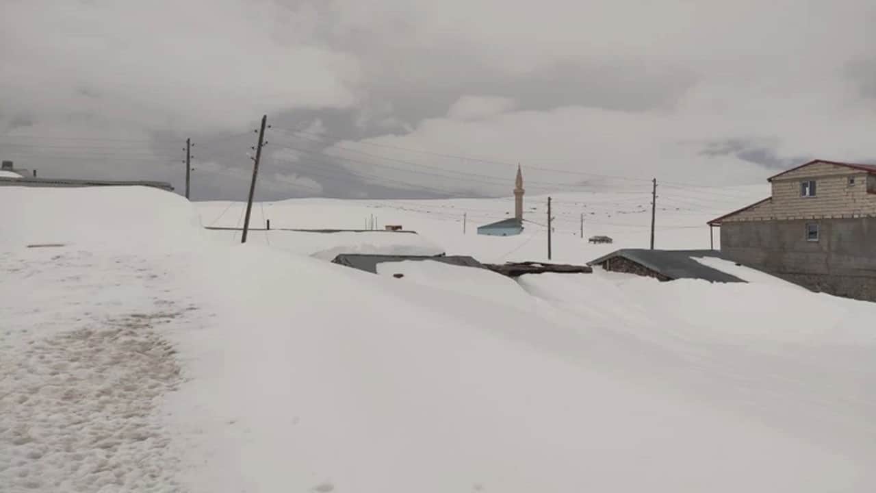 Bahar buraya uğramadı: 3 metrelik karda evler kayboldu