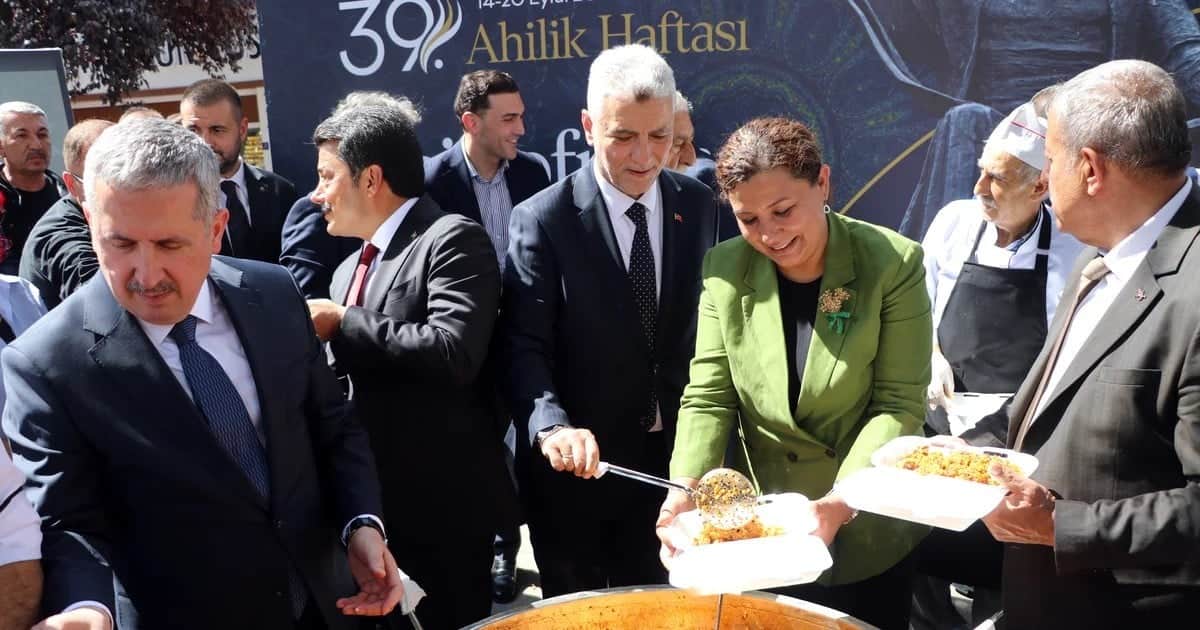 Bakan Bolat, yıl sonu için "inşallah" kaydıyla 1,8 trilyon dolar milli gelir öngördü