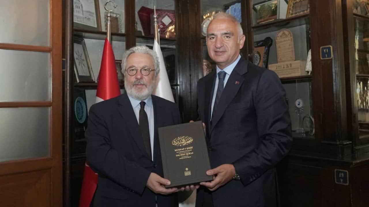 Bakan Ersoy, İslam Merkezi’ni gezdi