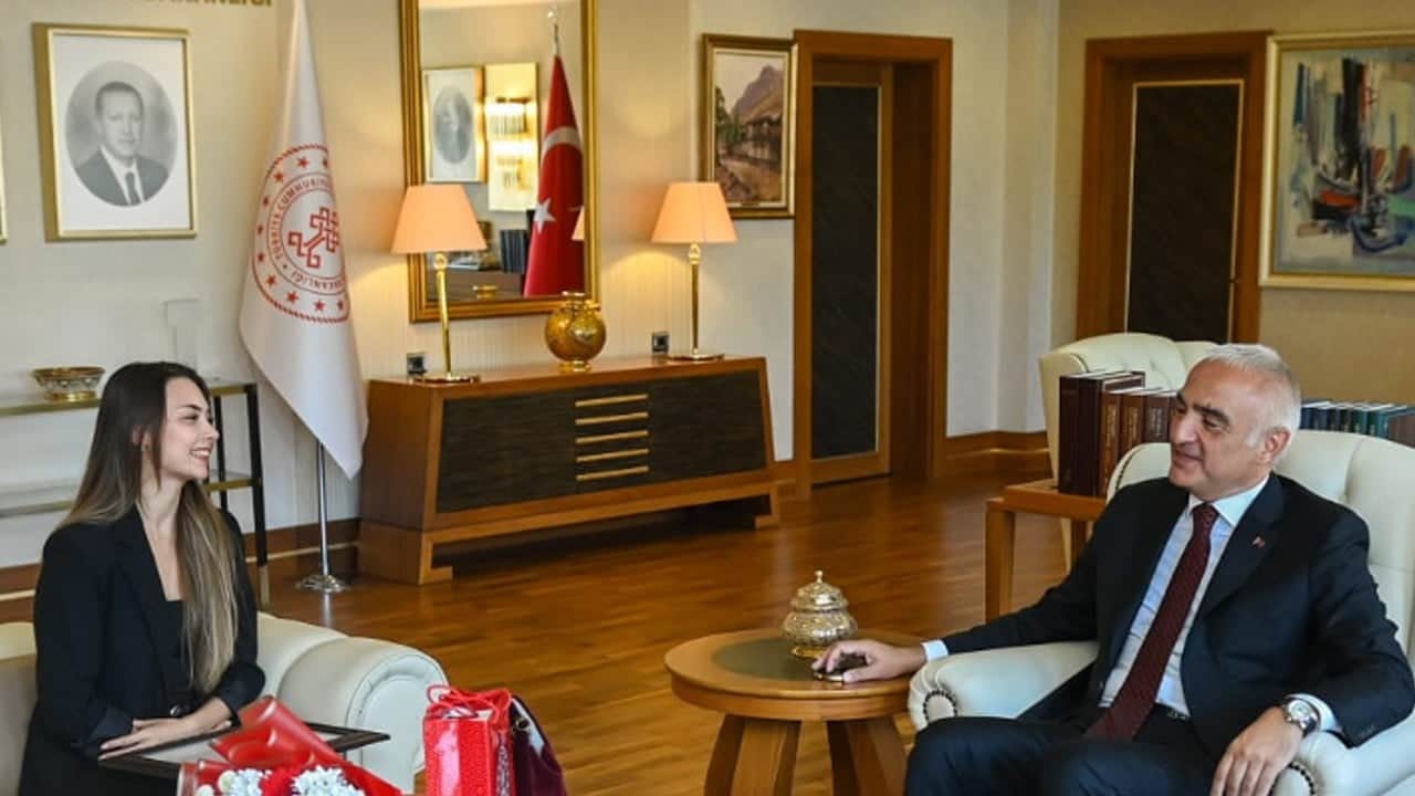 Bakan Ersoy, Tahiroğlu'nu tebrik etti