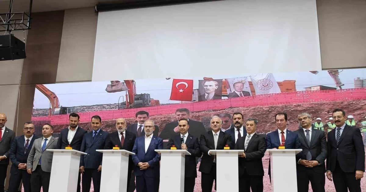 Bakan Kacır, Diyarbakır'da 551 işyerlik Ergani sanayi sitesinin temelini attı