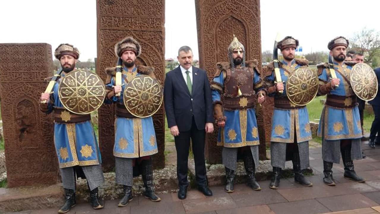 Bakan Mustafa Çiftçi'den, Ahlat'ta Selçuklu Mezarlığına ziyaret