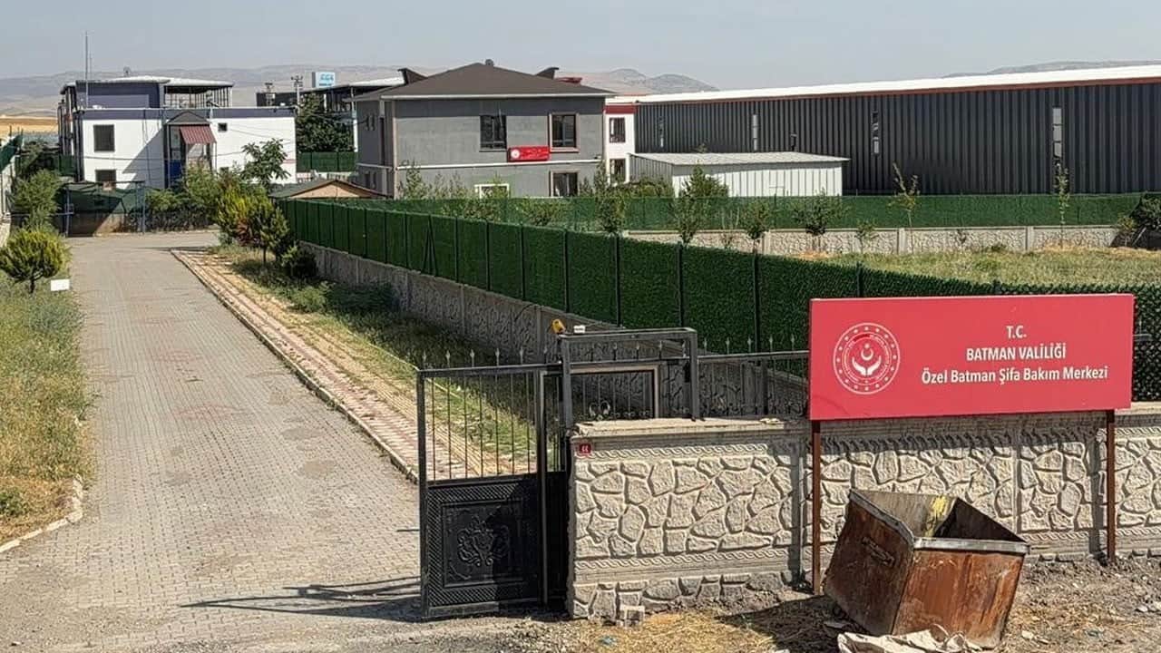 Bakmakla görevli oldukları engelli ve yaşlılara lağım suyu içiren 16 insan müsveddesi tutuklandı