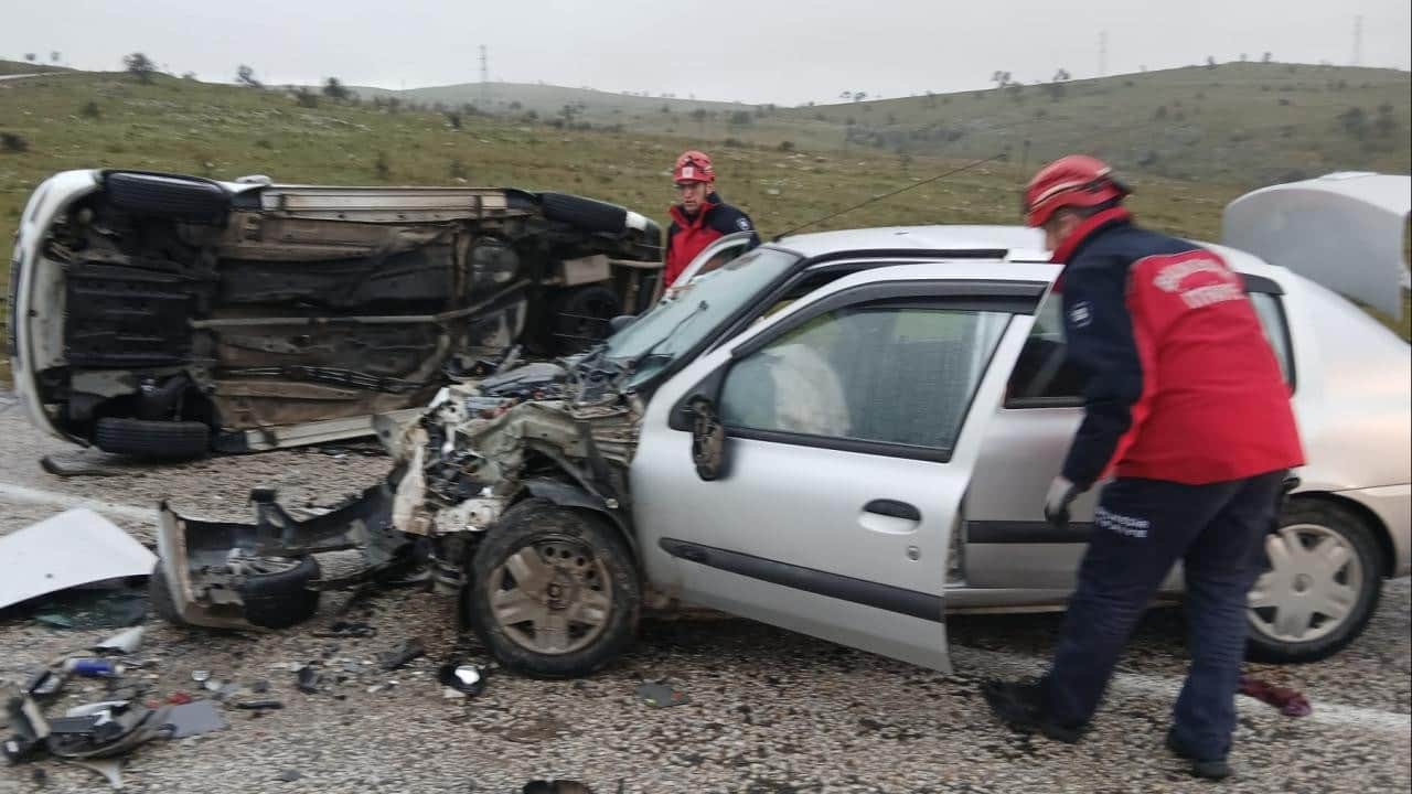 Balıkesir'de hafif ticari araçla otomobil çarpıştı: 5 yaralı
