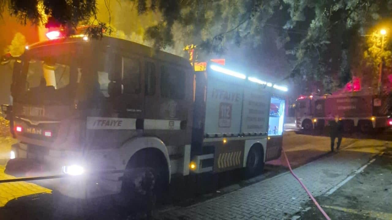 Balıkesir'de iş yerinde korkutan yangın: 2 kişi dumandan zehirlendi!