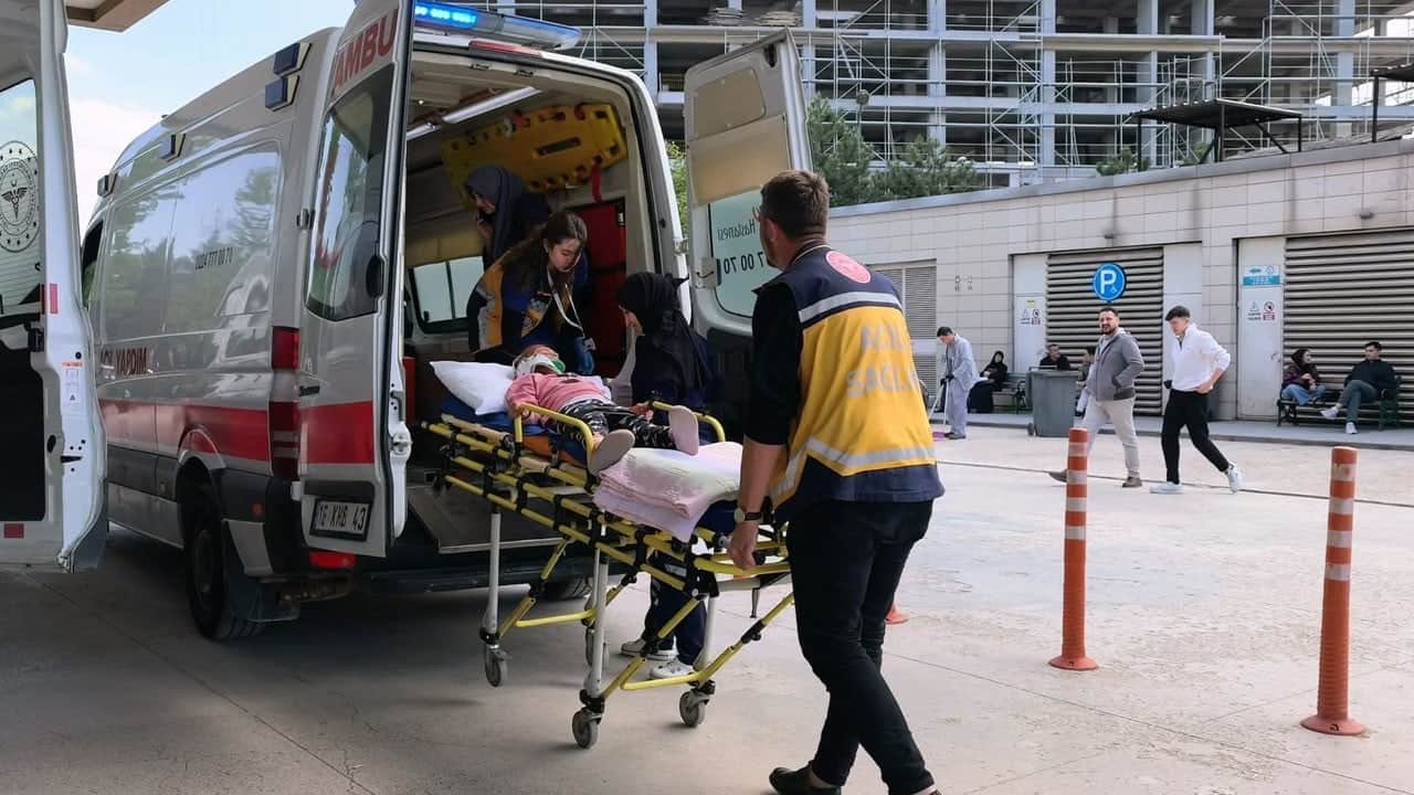 Balkonda oynarken mermer başına düştü!