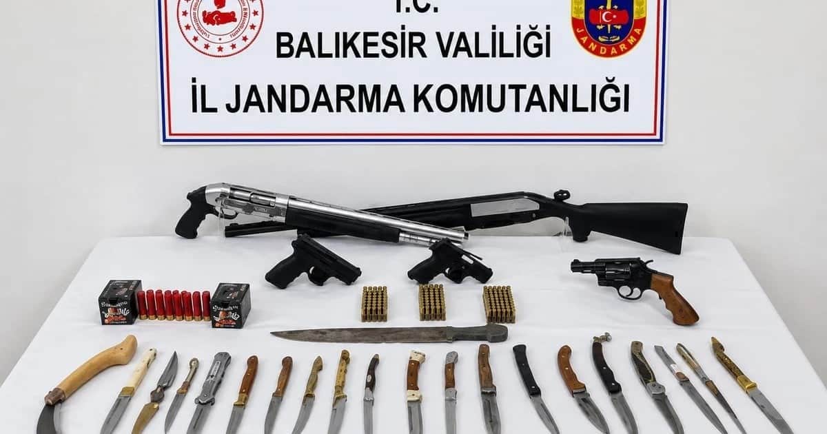 Bandırma ve Ayvalık'ta silah ticareti operasyonunda 10 şüpheli yakalandı