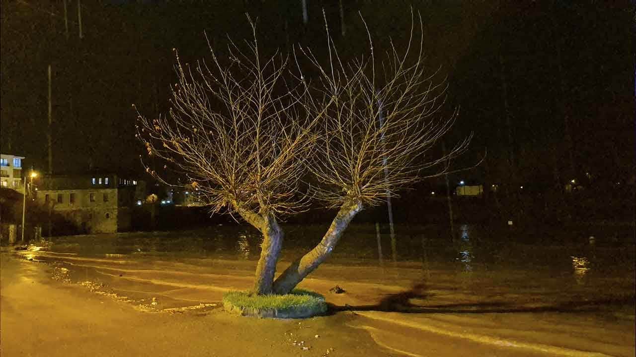 Bartın'da sağanak ve dolu vurdu! Bartın Irmağı taştı: Piknik alanı ve yollar sular altında kaldı!