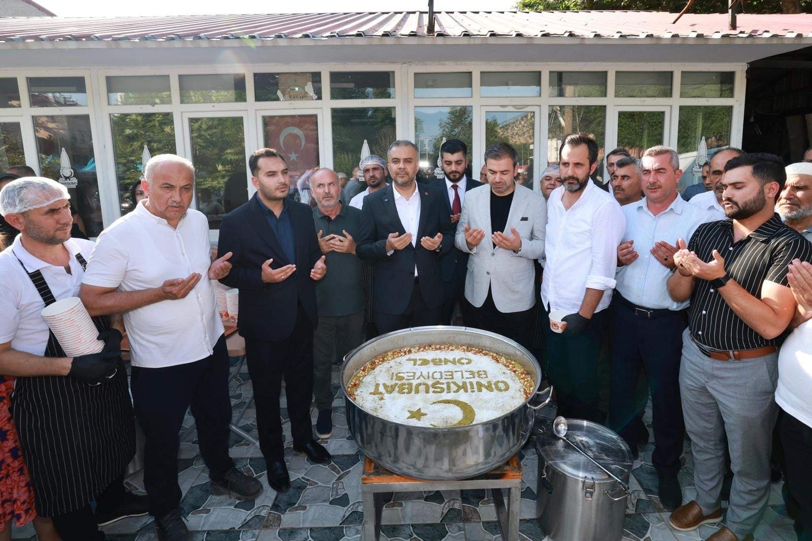 Başkan Toptaş önce aşure dağıttı, sonra vatandaşların sorularını yanıtladı