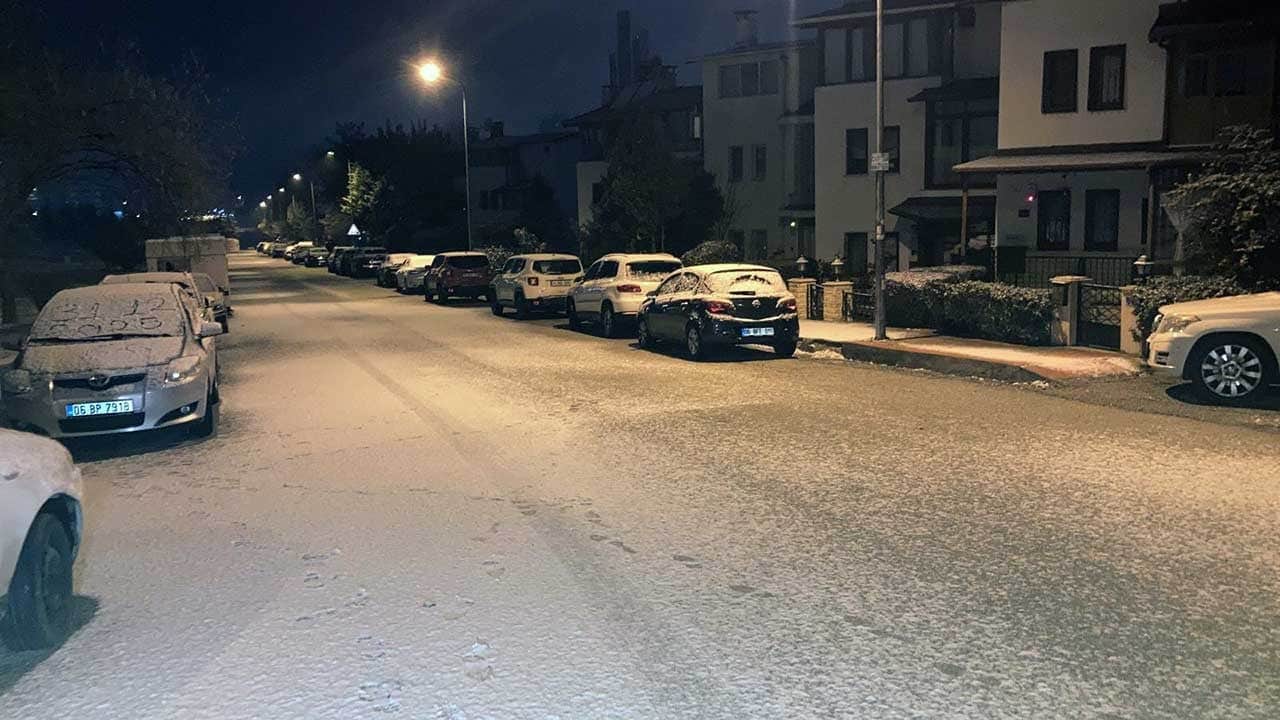 Başkentte gece başlayan kar yağışı kenti beyaza bürüdü